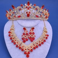 Lujoso conjunto de joyas nupciales con diamantes rojos, corona dorada, collar y pendientes - Estilo de Diamante de Imitación con Patrón de Volutas Rojas (Estilo 18)