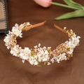 Détail du serre-tête doré à la main avec fleurs blanches, perles et cristaux brillants - Jaune