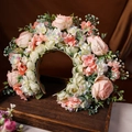 Dettaglio della corona di fiori rosa e bianchi fatta a mano su un vassoio di legno - Stile Romantico Classico Rosa Viola (Stile 5)