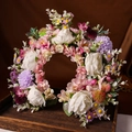 Dettaglio della fascia floreale fatta a mano con petali di peonia multistrato rosa e bianchi - Stile Elegante Rosa Bianco Lavanda (Stile 6)