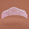 Detailaufnahme der silbernen Brautkrone mit rosa Steinen und floralem Metalldesign - Rosa