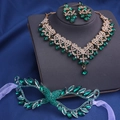 Parure de bijoux vintage dorée avec strass émeraude et masque de bal vert assorti - Parure Collier Doré Strass Verts de Luxe (Style 15)