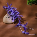 Detailansicht der lila Blumen-Haarklammer mit eleganten Perlenquasten und Seidenblüten - Lila Haarklammer / Lila