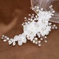 Accessoire cheveux mariée avec fleurs blanches, perles et cristaux sur fil argenté - Argent 3