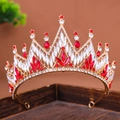 Nahaufnahme der goldenen Brautkrone mit roten Marquise-Steinen und Tropfenperlen - Rot