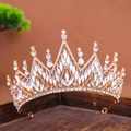 Exquisite goldene Brautkrone mit Marquise-Strasssteinen auf edlem Holztablett - Gold