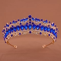 Detailansicht der Brautkrone mit tiefblauen Tropfensteinen und goldener Legierung - Blau