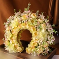 Corona di fiori romantica con rose di seta gialle e margherite rosa per sposa e foto - Stile Romantico di Fiori in Satin Giallo Rosa (Stile 14)