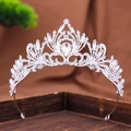 Barocke Silberne Brautkrone mit Strasssteinen und birnenförmigem Kristallzentrum - Silberbasis Klarer Strass / Silber