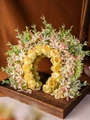 Cerchietto floreale con rose gialle e fiori rosa su sfondo di vassoio in legno scuro - Stile Foresta Verde Rosa Giallo (Stile 15)