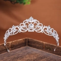 Elegante silberne Braut-Tiara mit funkelnden Strasssteinen auf Vintage-Holzbasis - Silber