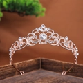 Elegantes Diadem in Roségold für Bräute mit funkelnden weißen Strasssteinen für Hochzeiten - Roségold