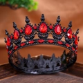 Vintage-Krone aus schwarzer Legierung mit roten Strasssteinen auf Holztablett - Schwarz-Rot