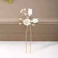 Detail der handgefertigten Maiglöckchen-Haarnadel mit Keramikblumen und Perlen - Kleiner Stil