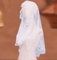 Détail du voile de mariée en dentelle florale blanche avec texture en maille fine - Blanc