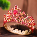 Corona barroca dorada con diamantes rojos y una gran joya de corazón de pera - Rojo Dorado