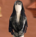 Vue détaillée d'un voile de mariée en dentelle noire avec motifs floraux et bords en cils - Noir