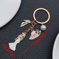 Vista dettagliata di un portachiavi donna elegante con misure 9,3 cm di lunghezza e 3,0 cm - Portachiavi Modello Abito Bianco Smaltato (ER905)