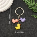 Vue détaillée de pendentifs canards en résine rose, violet et jaune avec dimensions - Ensemble Tricolore 2 (LS52)