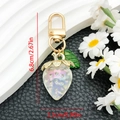 Dettaglio portachiavi a fragola con strass che mostra le dimensioni esatte 6,8x2,3 cm - Fragola Bianca Trasparente (ER939)