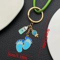Schattige gouden sleutelhanger met blauwe babyfles en kleine voetafdruk emaille bedels - Blauwe Lolly Babyfles Voetjes Ketting (ER1518)