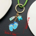 Porte-clés biberon bleu et empreinte en émail doré avec détails de dimensions - Émail Bleu Vêtements Biberon Empreinte (ER1524)