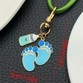 Schattige groene babyfles en blauwe voetafdrukken sleutelhanger met afmetingen - Blauwe Babyfles Voetjes U-Sluiting (ER1517)