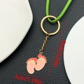 Porte-clés pieds de bébé en émail rose plaqué or avec dimensions de 9x3cm - Empreinte Rose - Anneau Porte-clés (ER1511)
