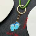 Porte-clés mignon empreinte de bébé bleu ciel avec chaîne dorée, taille 9cm x 3cm - Empreinte Bleue - Anneau Porte-clés (ER1512)