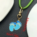 Pendentif pieds de bébé bleu avec bordure dorée sur cordon en silicone vert - Empreinte Bleue - Fermoir en U (ER1513)