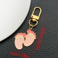 Porte-clés pieds de bébé rose en métal doré avec dimensions de 6,8x3cm incluses - Empreinte Rose - Fermoir en U (ER1514)