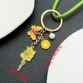 Portachiavi con girasole e farfalla gialla, perla e cinturino in pelle verde chic - Stile Farfalla Girasole Gialla (ER1540)