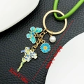 Portachiavi floreale con farfalla blu margherita e perla bianca su cinturino verde - Stile Farfalla Iris Blu (ER1541)