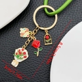 Schlüsselanhänger mit rosa Tulpe, Rose und MAMA-Anhänger in Gold-Emaillierung - Rot MOM Plakette Rosenstrauß Stil (ER1550)
