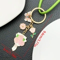 Schlüsselanhänger mit Schmetterling und Blumenstrauß in Rosa und Weiß mit Emaille-Anhängern - Rosa Rosenstrauß Schmetterling Stil (ER1552)