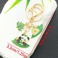 Porte-clés panda mignon et zongzi doré, dimensions de 8,7 cm x 3,2 cm pour sac à dos - Style Panda Zongzi Feuille (ER1556)