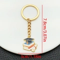 Porte-clés de diplôme doré avec chapeau de doctorat et livres bleus, 7,8cm - Porte-clés Émail Toque Bleue Livre Certificat (LS306)