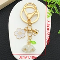 Porte-clés floral avec fleurs de cerisier blanches, abeille et clochettes de muguet - Style Abeille Lys Sakura Blanc (ER1638)