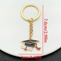 Porte-clés de diplôme doré avec toque de docteur noire et pampille rouge festif - Porte-clés Émail Toque Certificat Blanc (LS309)