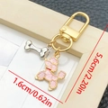 Llavero de caniche lindo con esmalte rosa y pequeño colgante en forma de hueso - Caniche Rosa (LS347)