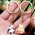 Portachiavi a forma di panda dorato con dettagli in smalto, altezza 8,1 cm per regali - Stile Panda Intontito (ER1042)