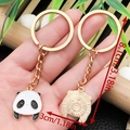 Süßer Panda Emaille Schlüsselanhänger in Gold mit Vorder- und Rückseitenansicht - Emaille Weiß Chinesischer Stil Panda Stil (ER1032)