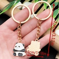Vista fronte e retro di un portachiavi a forma di panda in smalto con catena in metallo oro - Stile Baby Panda (ER1043)