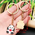 Simpatico portachiavi panda in smalto con bambù e cuore rosso su anello oro - Stile Panda che Tiene una Mela (ER1023)