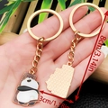 Simpatico portachiavi a forma di panda in metallo con misure 3 cm di larghezza e 8 cm - Stile Panda che Abbraccia il Legno (ER1024)