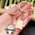 Simpatico portachiavi panda in smalto con bambù e misura della lunghezza di 8,1 cm - Stile Panda con Bambù Orizzontale (ER1025)