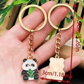 Simpatico portachiavi panda con catena in metallo dorato e ciondolo bifacciale - Stile Panda con Germoglio di Bambù (ER1026)