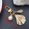 Dettaglio del portachiavi a tema marino con ciondoli a conchiglia e perla e dimensioni - Beige Conchiglia Strass Perla Gancio a U (ER2086)