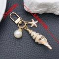 Dettaglio del portachiavi marino con conchiglia, stella marina, perla e misure indicate - Beige Conchiglia Stella Marina Strass Perla Gancio a U (ER2087)