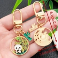 Süßer Panda und Bambus Metall-Schlüsselanhänger mit Gold-Finish für Handtaschen - Pfotenlutschender Panda (ER1118)